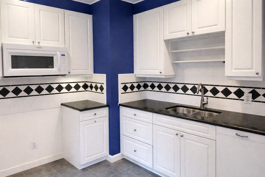 Building Photo - 2302 W Sunnyside Ave