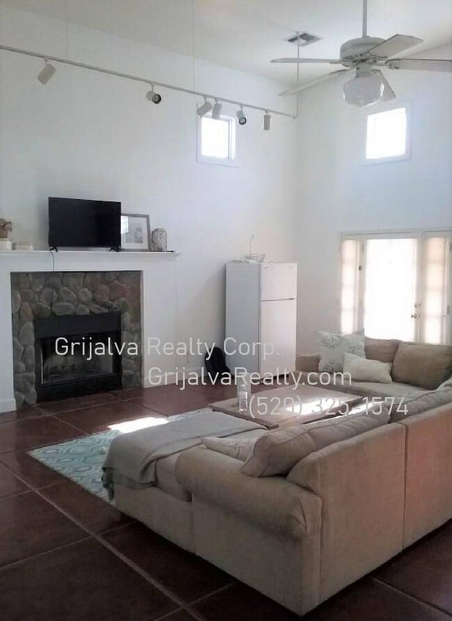 Building Photo - 1070 E Miles St