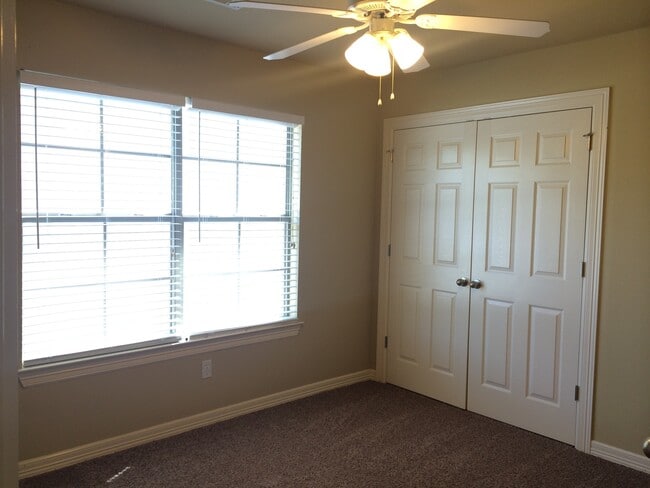 Building Photo - 4 Bedroom, 2.5 Bath Home With Two Car Garage