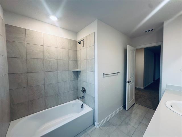 Building Photo - 606 Clover Crk Dr