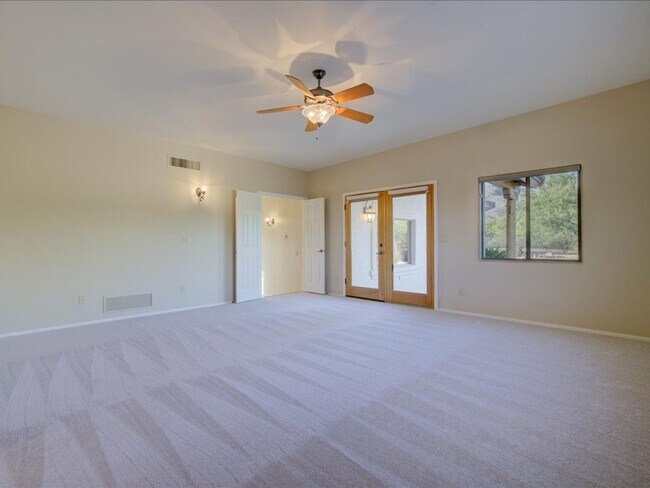 Building Photo - 4 Bedroom 4 Bathroom