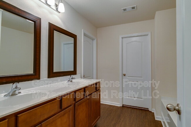 Building Photo - 2508 Queen Bee Dr