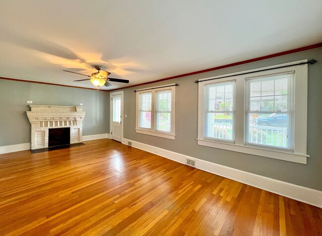 Building Photo - Charming West Asheville Home!