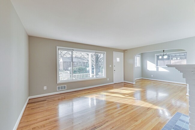 Building Photo - Spacious 3BR/2BA Rambler with Heated Sun-room and Slate Patio!