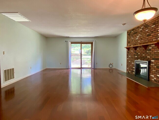 Building Photo - 1104 Summer Hill Dr