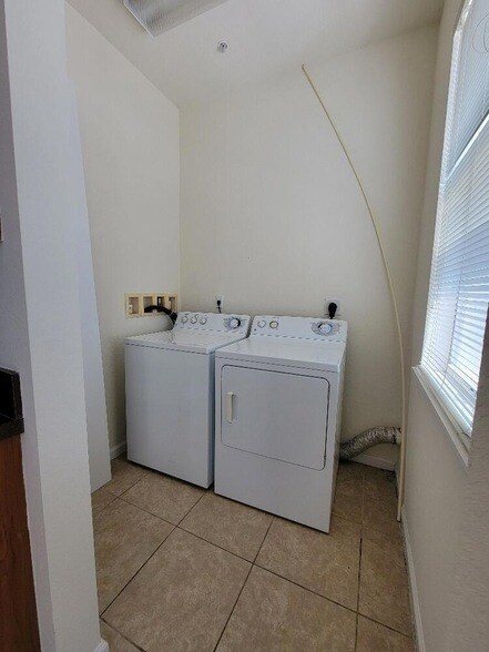 Building Photo - 221 Greenwich Cir