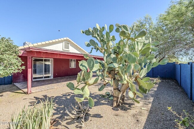 Building Photo - 2117 W Renaissance Ave