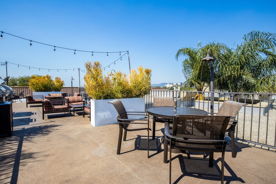 Building Photo - 2225 S Beverly Glen Blvd