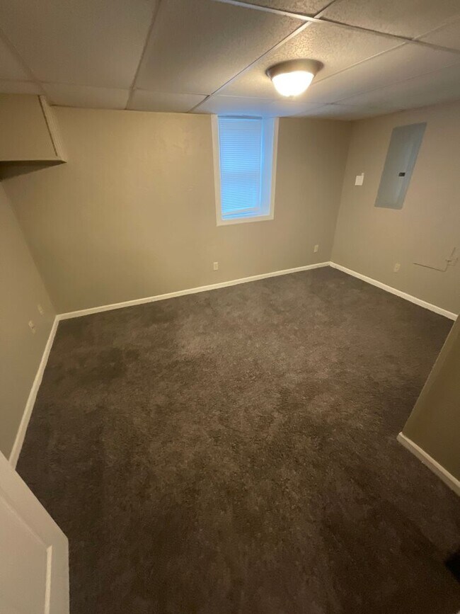 Building Photo - ***AVAILABLE AUGUST 2027*** Large 5 Bed 3.5 Bath House Downtown