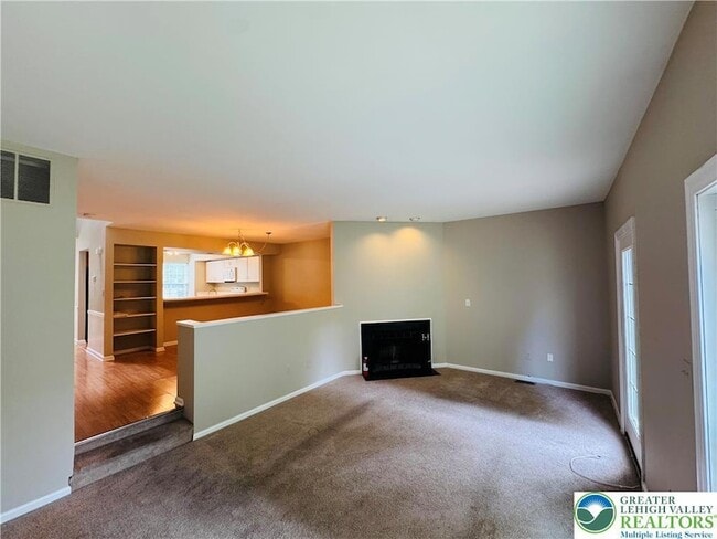 Building Photo - 102 Quaker Dr