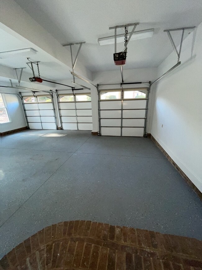 Building Photo - 112 Limelight Dr
