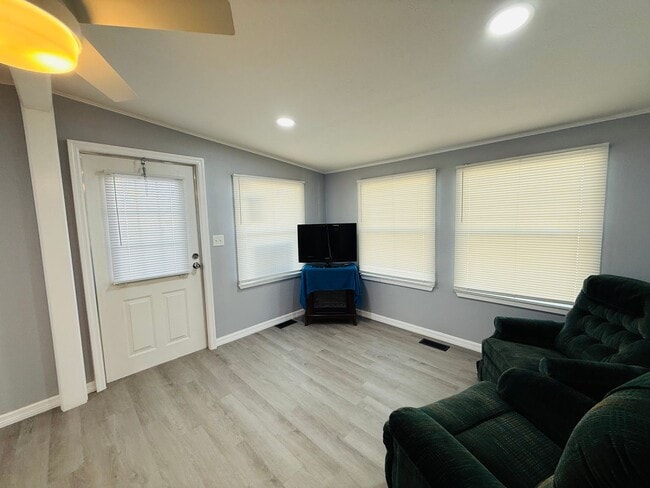 Building Photo - 2 bedroom 2 bath fully remodeled mobile home for rent in 55+ community in south Tampa