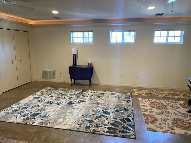 Building Photo - 2903 Oak Crest Ave