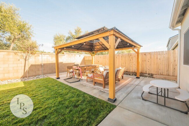 Building Photo - Madera Riverstone Home, 3BR/2BA, SOLAR, Community Pool, New Elementary School in Community!