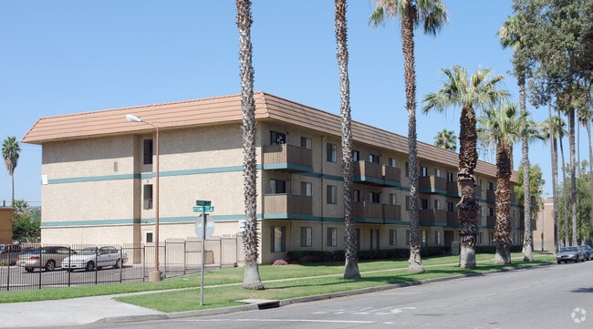 Building Photo - Oaktree Apartments
