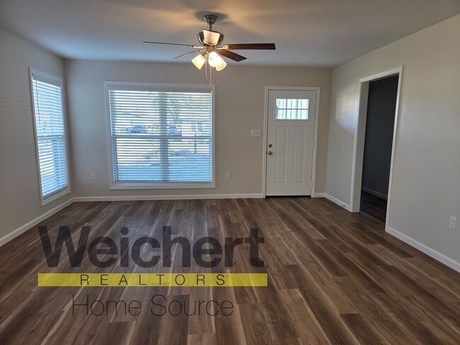 Building Photo - 3 Bed 2 bath home on corner lot