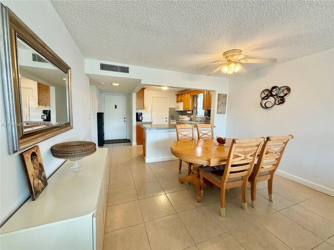 Building Photo - 2324 S Cypress Bend Dr