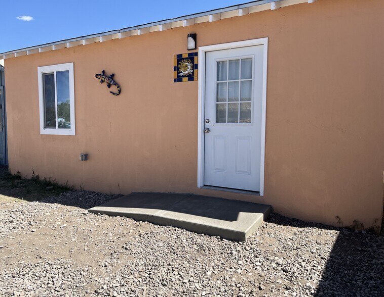 Building Photo - 1207 B E Historic Hwy 66
