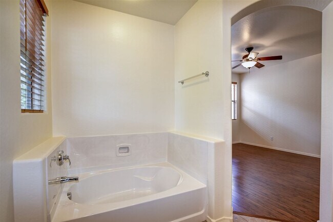 Building Photo - 3 bedroom 2 bathroom home for Rent in StoneRidge!