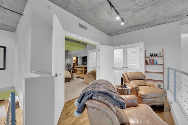 Building Photo - 360 E Desert Inn Rd