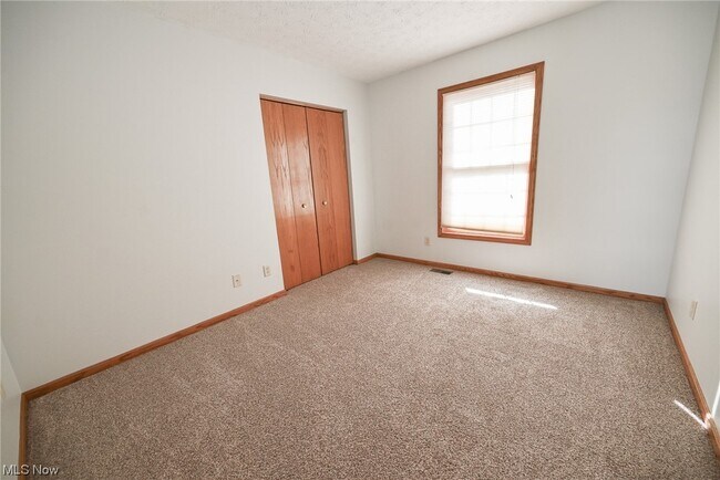 Building Photo - 320 Chadwick Dr