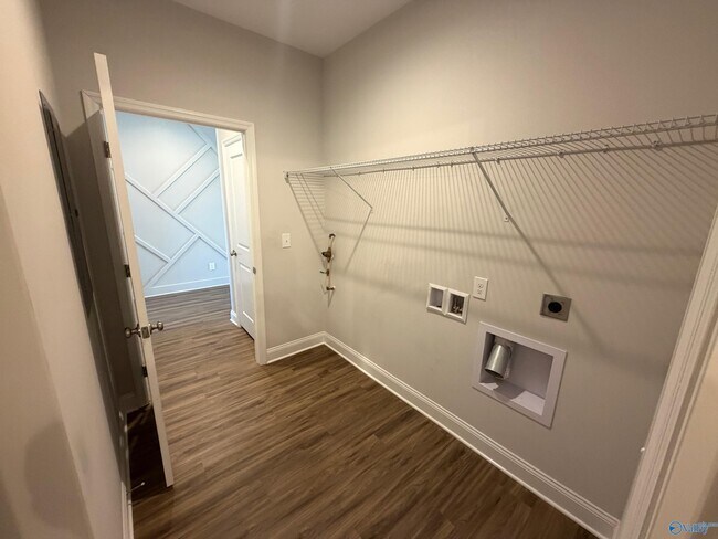 Building Photo - 3203 McClellan Wy SE