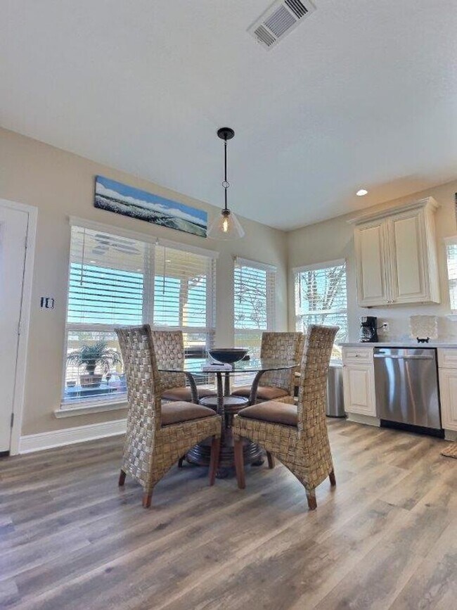 Building Photo - Fully Furnished 2 BD/2 BA Retreat on the B...