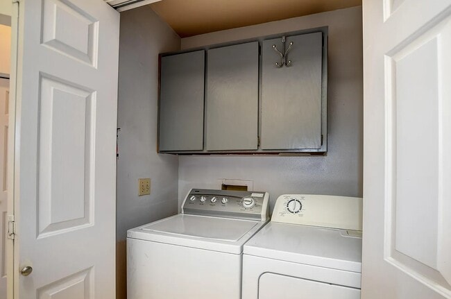 Building Photo - 4944 Summit Cir