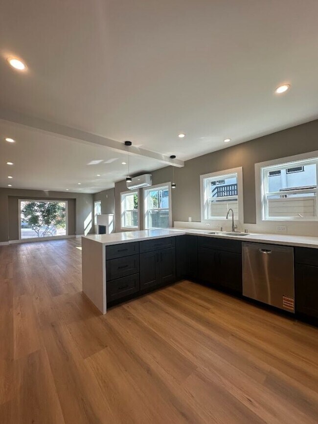 Building Photo - Beautifully Renovated Home in Oakland!