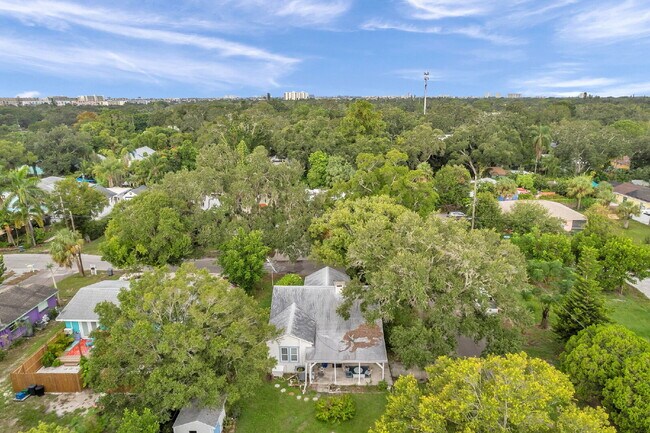 Building Photo - Gulfport Arts District Living — Furnished 3BR Bungalow with Large Yard and Easy Coastal Access |