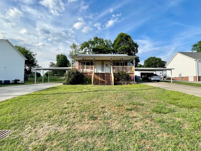 Building Photo - 1004 Orangewood St