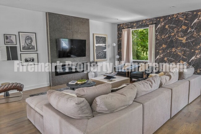 Building Photo - Fully Furnished 5 Bed, 3.5 Bath Located In...