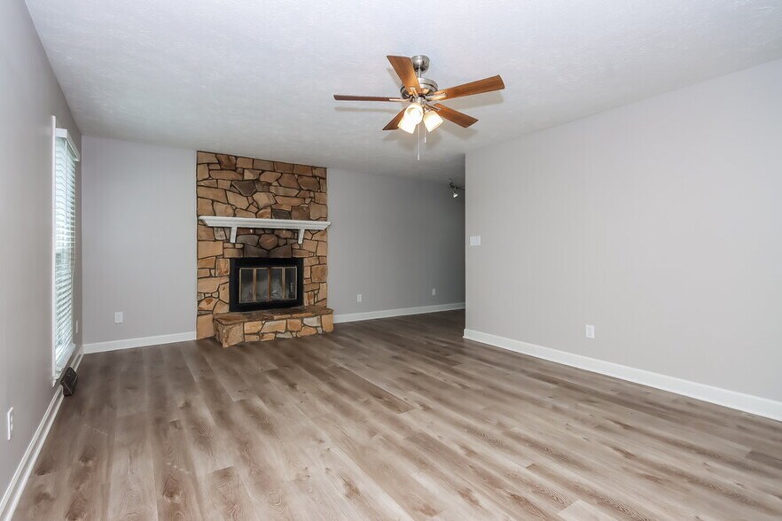 Building Photo - 917 Oakridge Dr