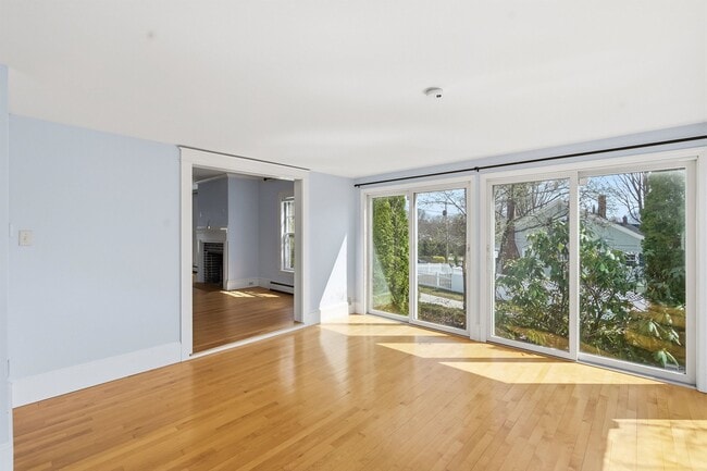 Building Photo - 198 Linden St