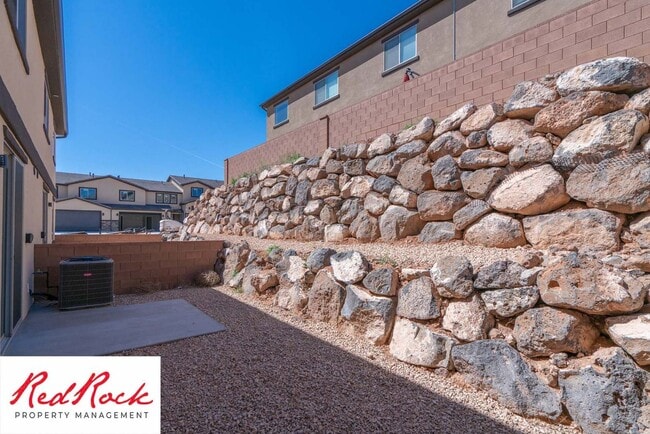 Building Photo - Modern 4-Bed Townhome in Hurricane Heights