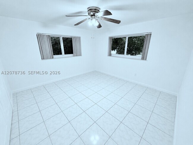 Building Photo - 4940 SW 25th Ave