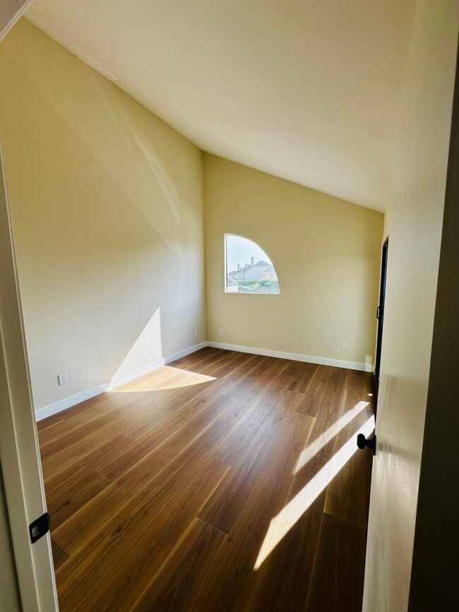 Building Photo - Remodelled 3/3 Townhome For Rent in Huntin...