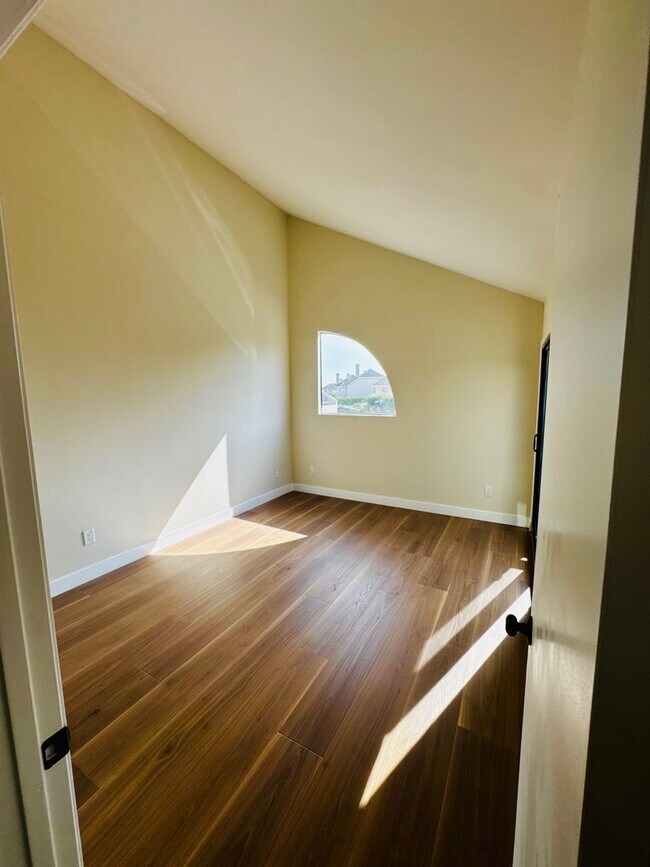 Building Photo - Remodelled 3/3 Townhome For Rent in Huntington Harbor!