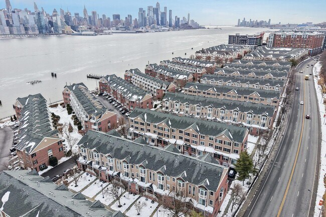 Building Photo - 273 Roslyn Ct