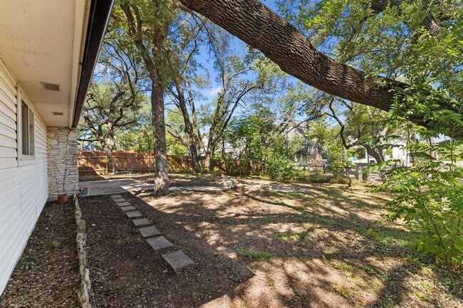 Building Photo - 1105 N Riviera Cir