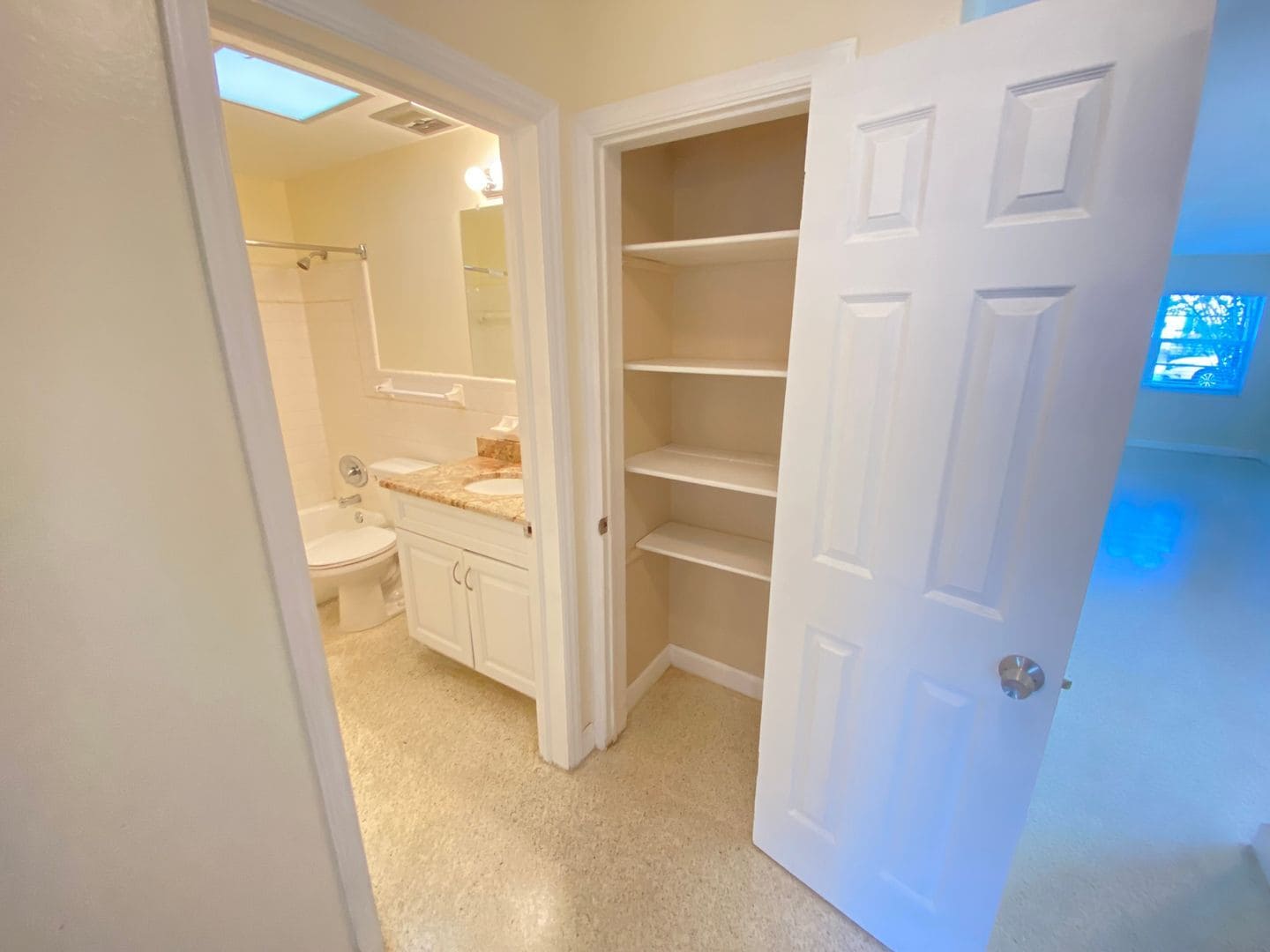 Building Photo - Enjoy Downtown living in this 2/1 Duplex!!