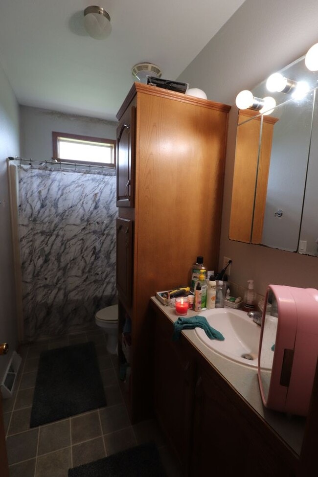 Building Photo - Spacious Town House for Rent