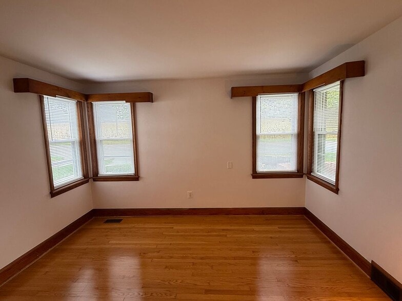 Building Photo - 1606 Littlestown Pike