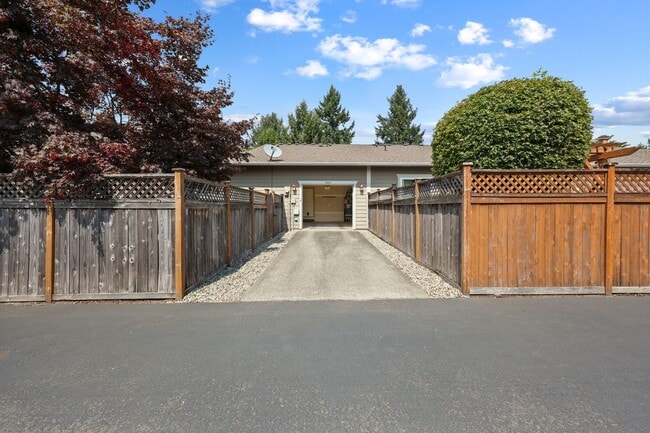Building Photo - MOVE IN READY! 2 bed, 2 bath townhouse. No...