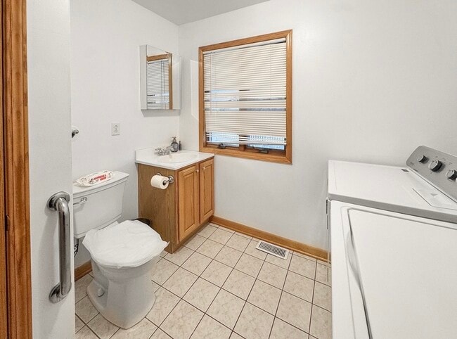 Building Photo - 1105 Summit Dr
