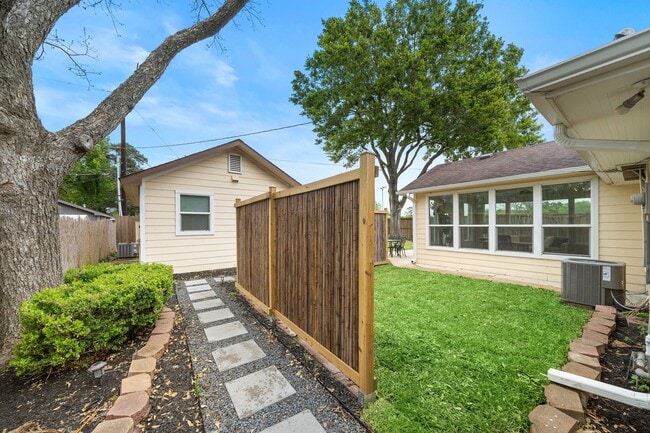 Building Photo - 5802 Effingham Dr