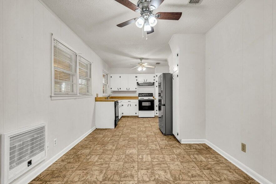 Building Photo - 711 Hemlock St