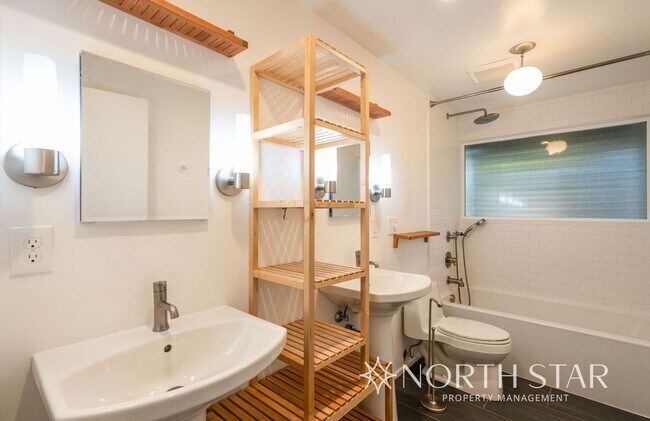 Building Photo - Charming One Level Home In The Four Season...