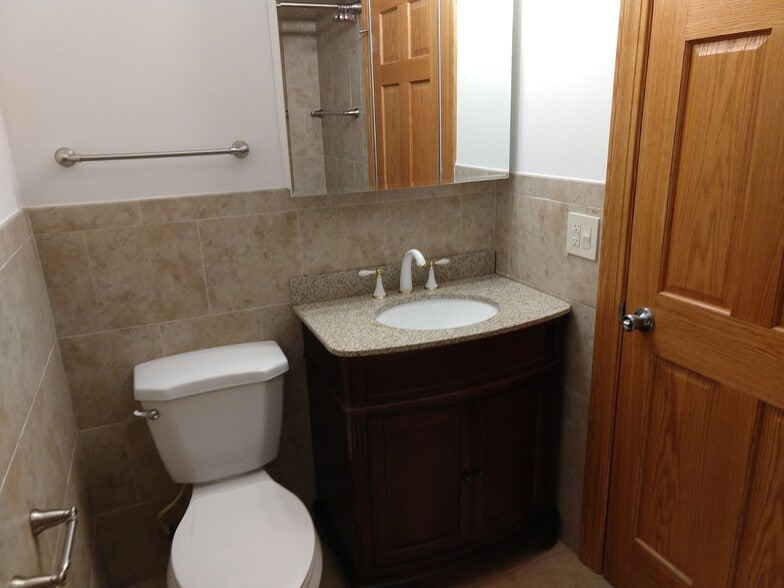 Building Photo - 1343 Woodview Ln