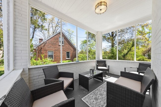 Building Photo - Spacious & Renovated Rental Home on Oversi...